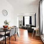The 1810 - Spacious With Balcony - North Of Quebec