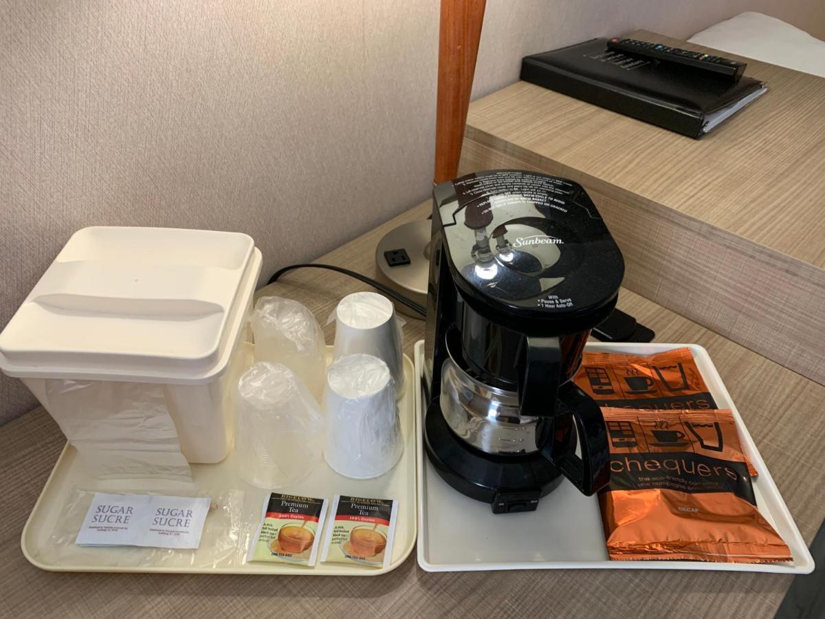 Econo Airport Hotel 3*