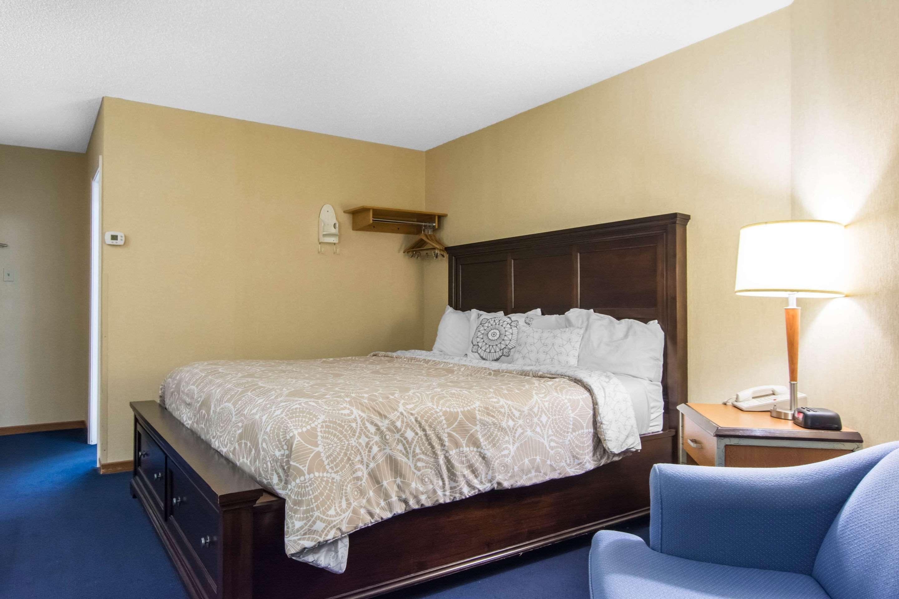 Econo Airport Hotel