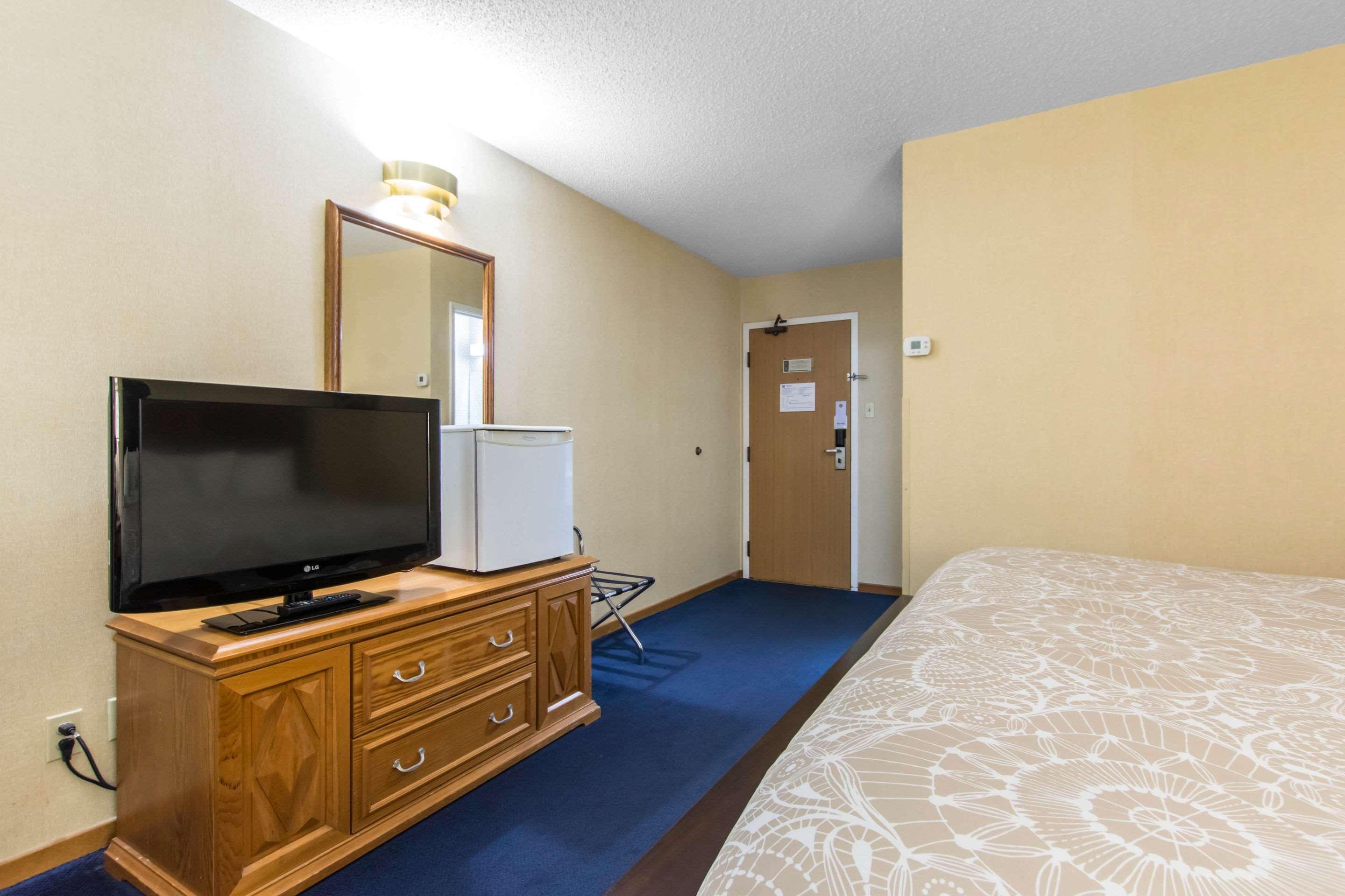 Hotel Econo Airport 3*