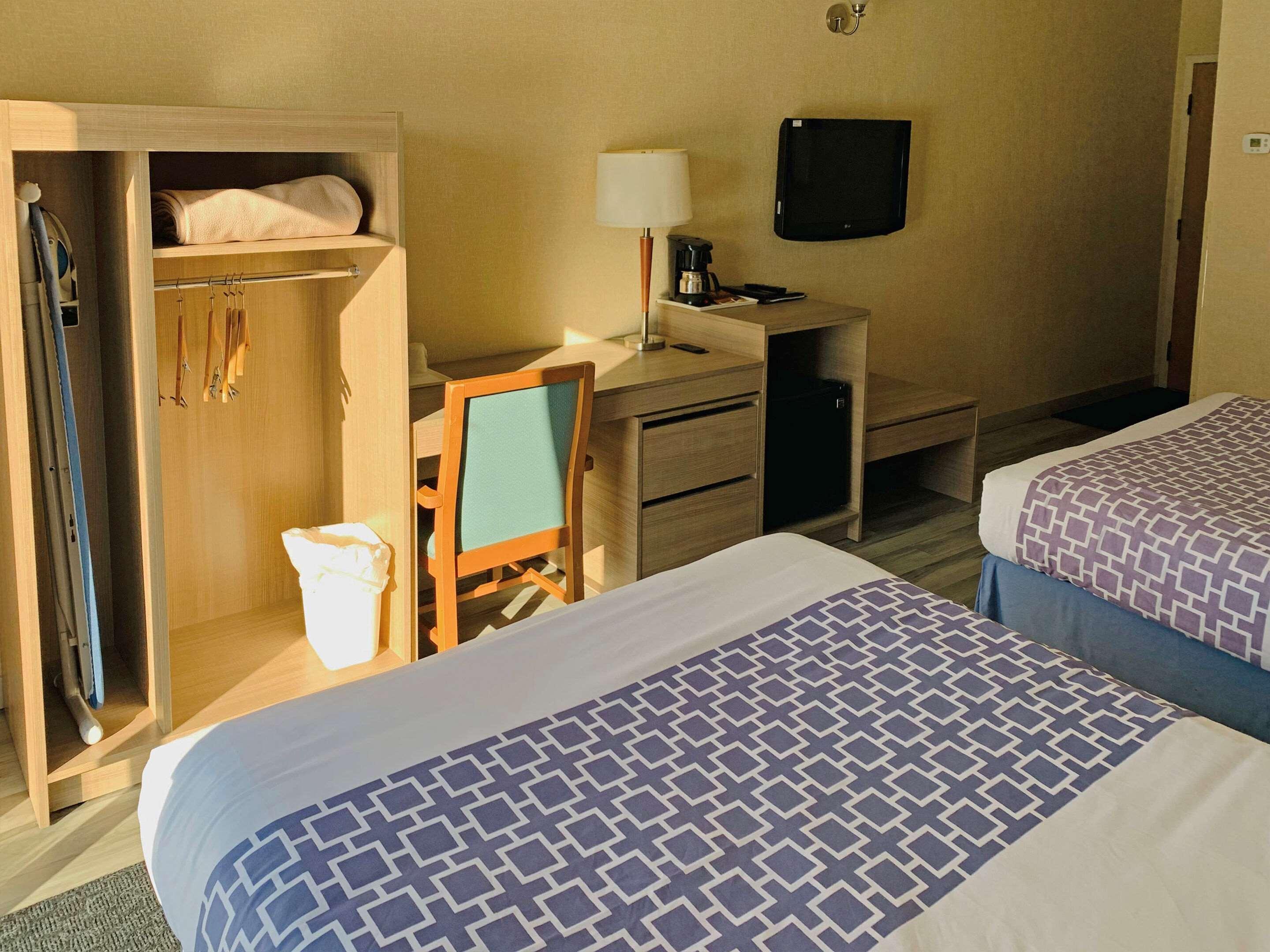 Econo Airport Hotel