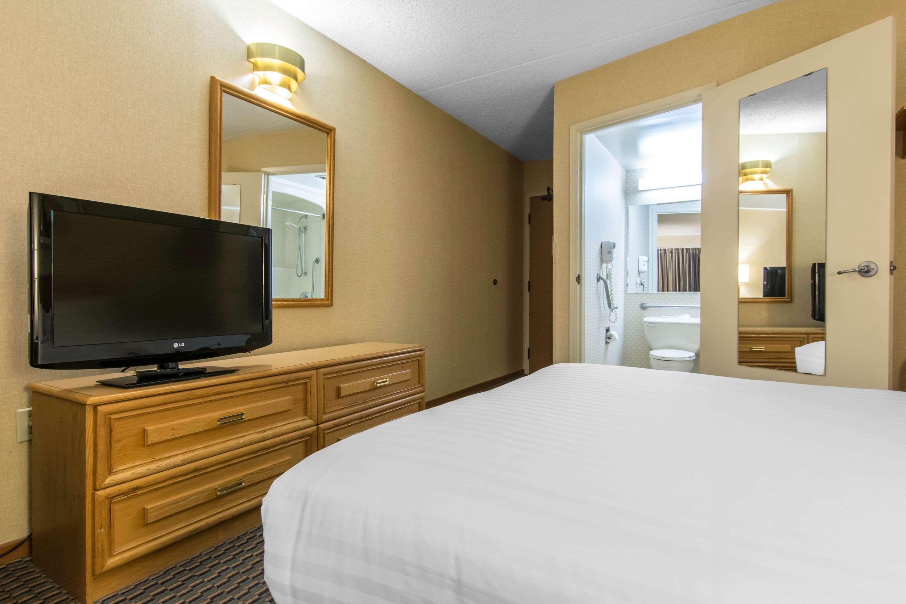 Econo Airport Hotel 3*