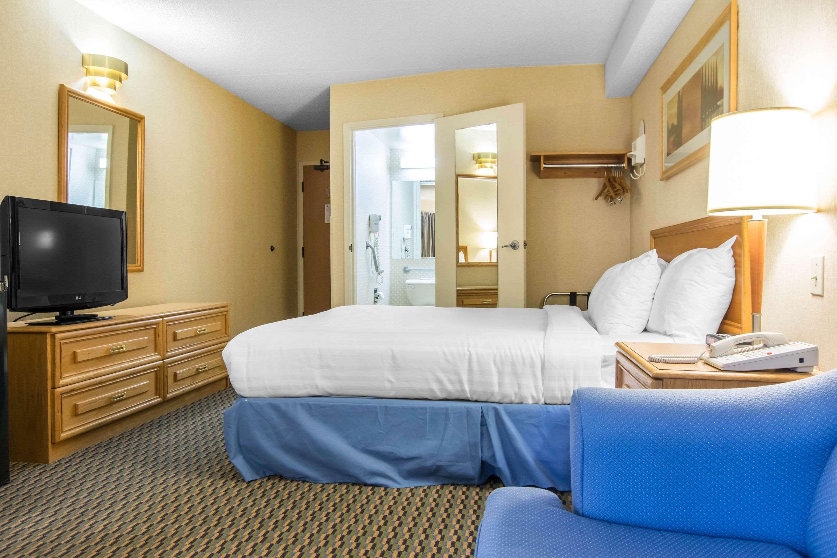 Econo Airport Hotel 3*