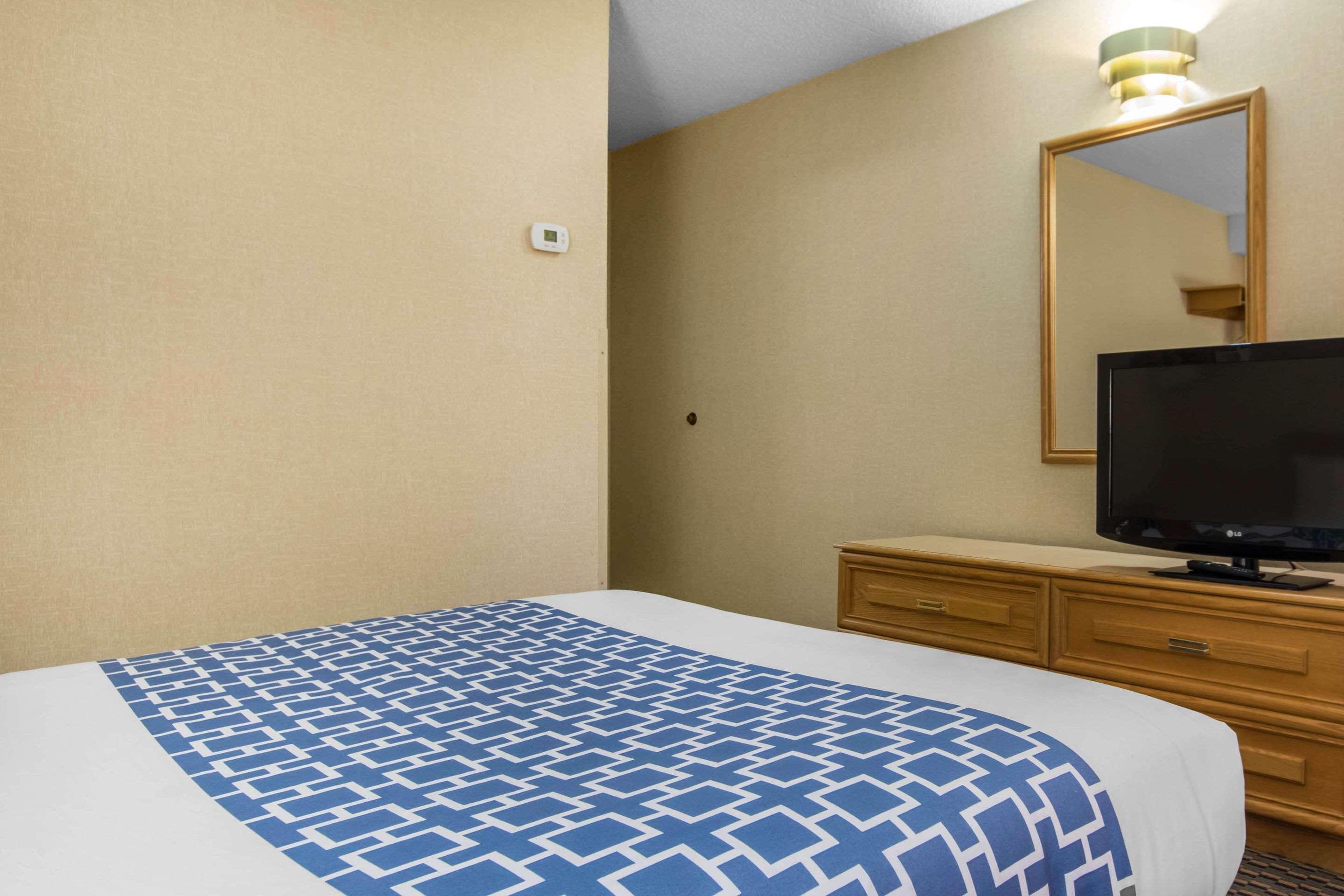 Econo Airport Hotel 3*