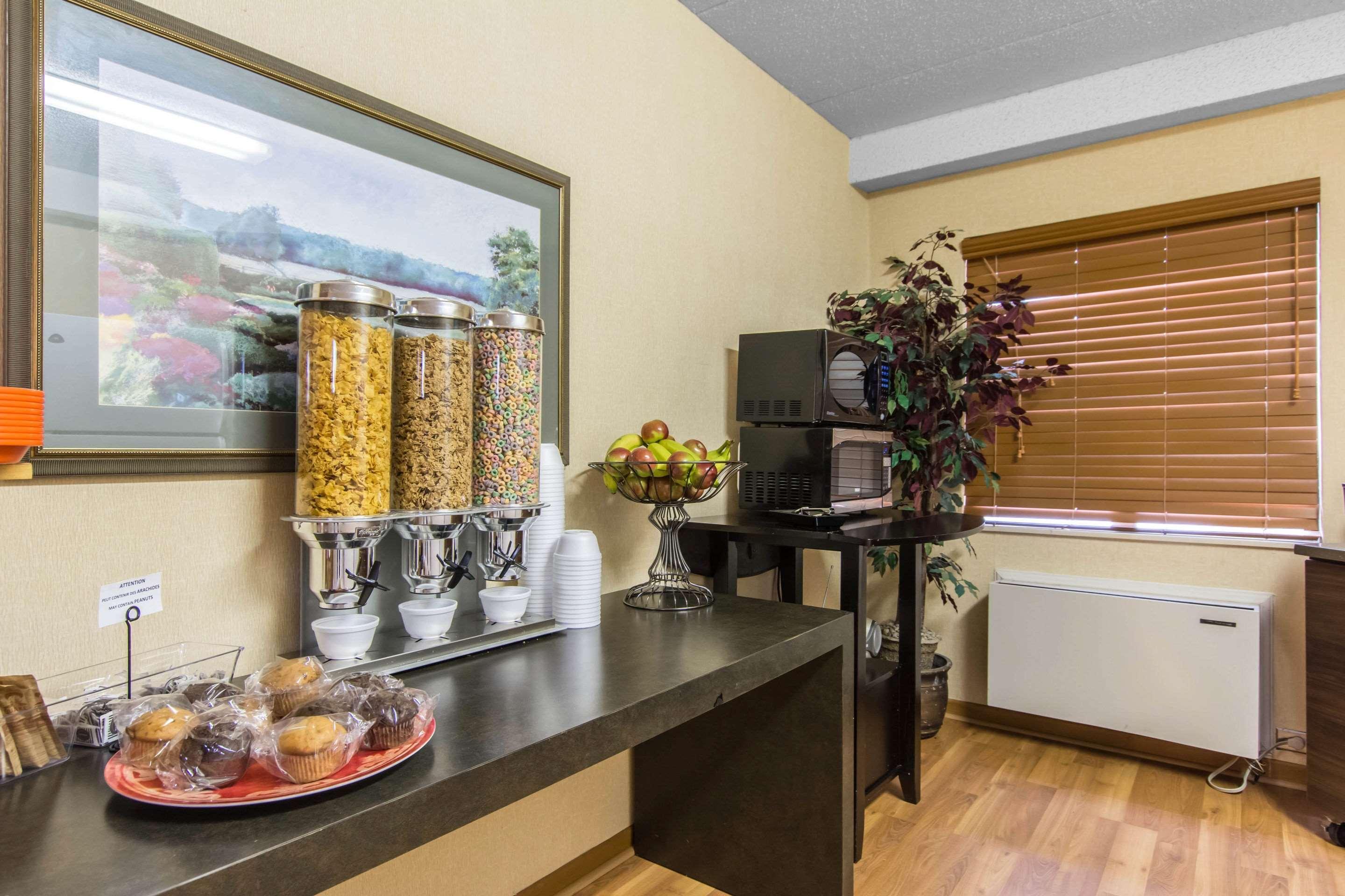 Hotel Econo Airport 3*