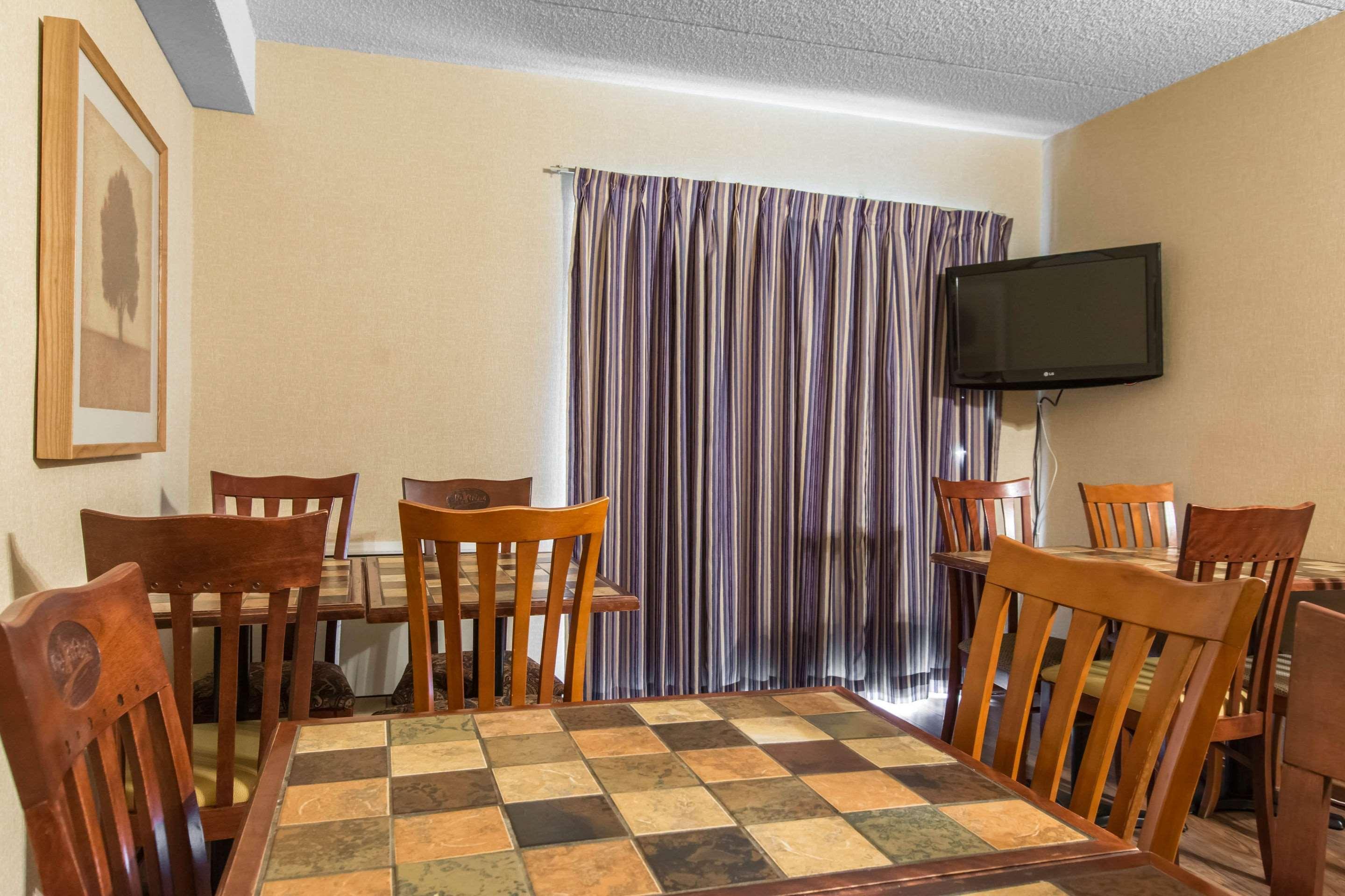 Econo Airport Hotel