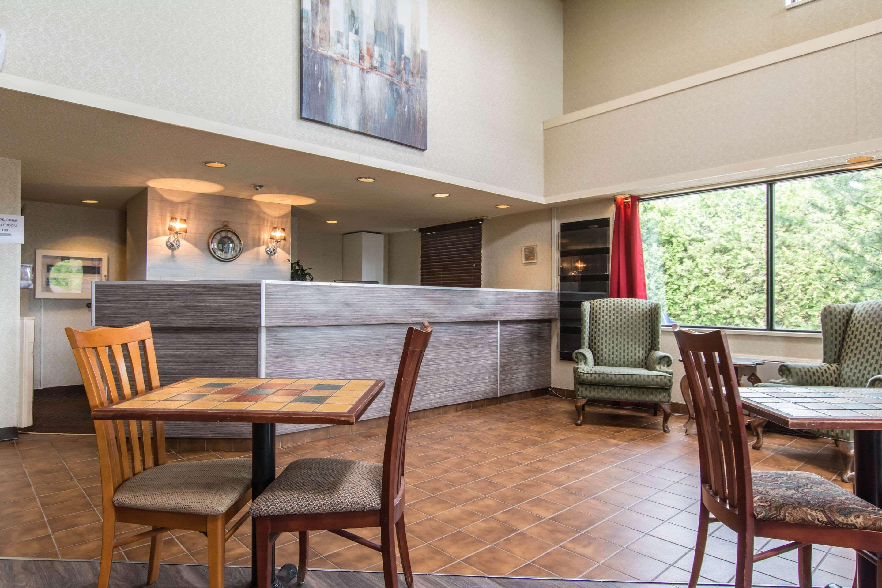 Econo Airport Hotel 3*