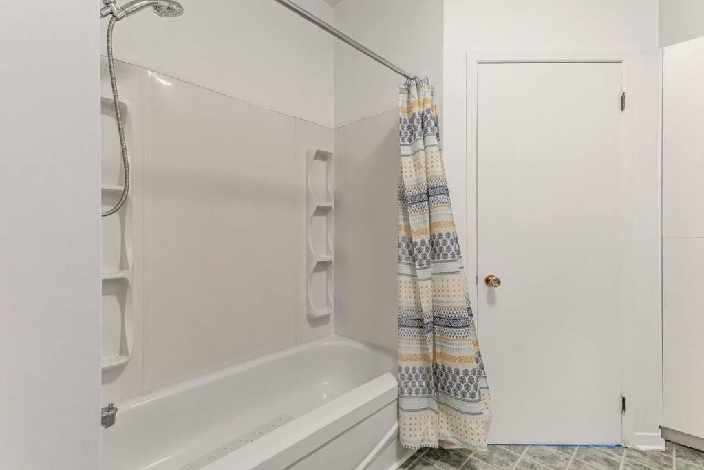 The 1810 - Spacious With Balcony - North Of Apartment *