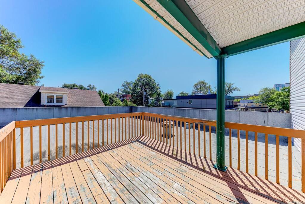The 1810 - Spacious With Balcony - North Of Apartment *