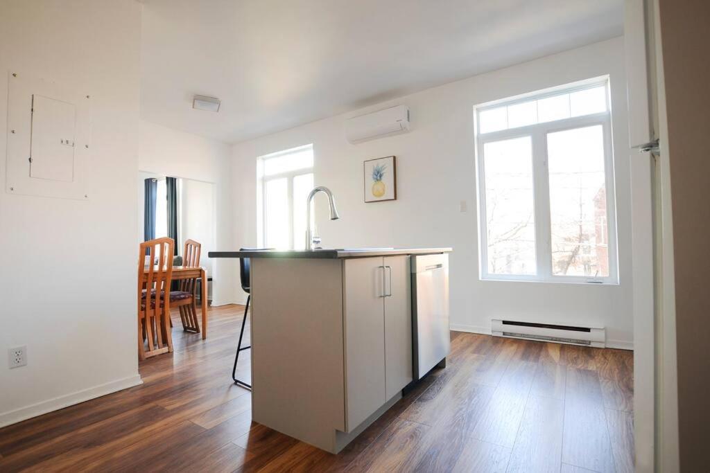 The 1810 - Spacious With Balcony - North Of Apartment *