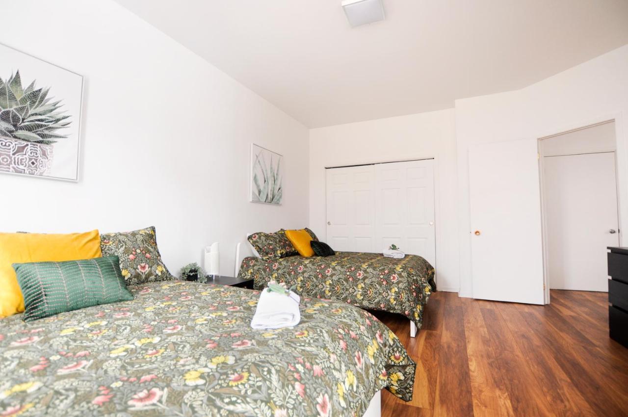 The 1810 - Spacious With Balcony - North Of