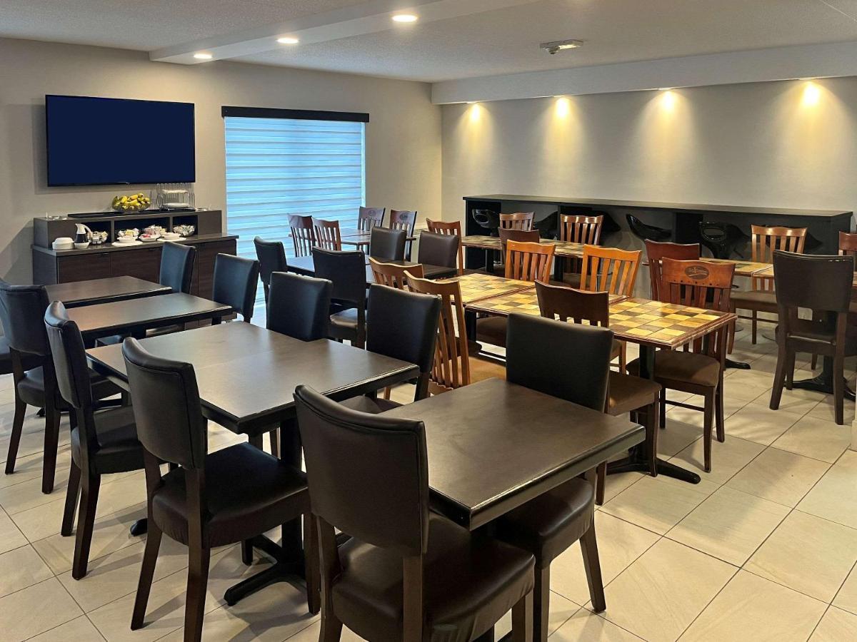 Econo Airport Hotel 3*