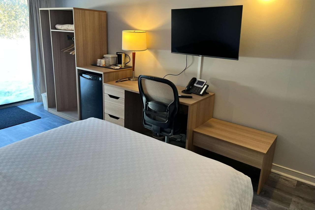 Econo Airport Hotel