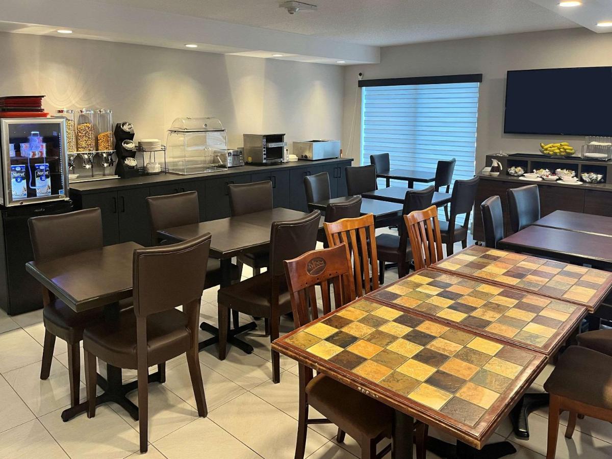 Econo Airport Hotel 3*