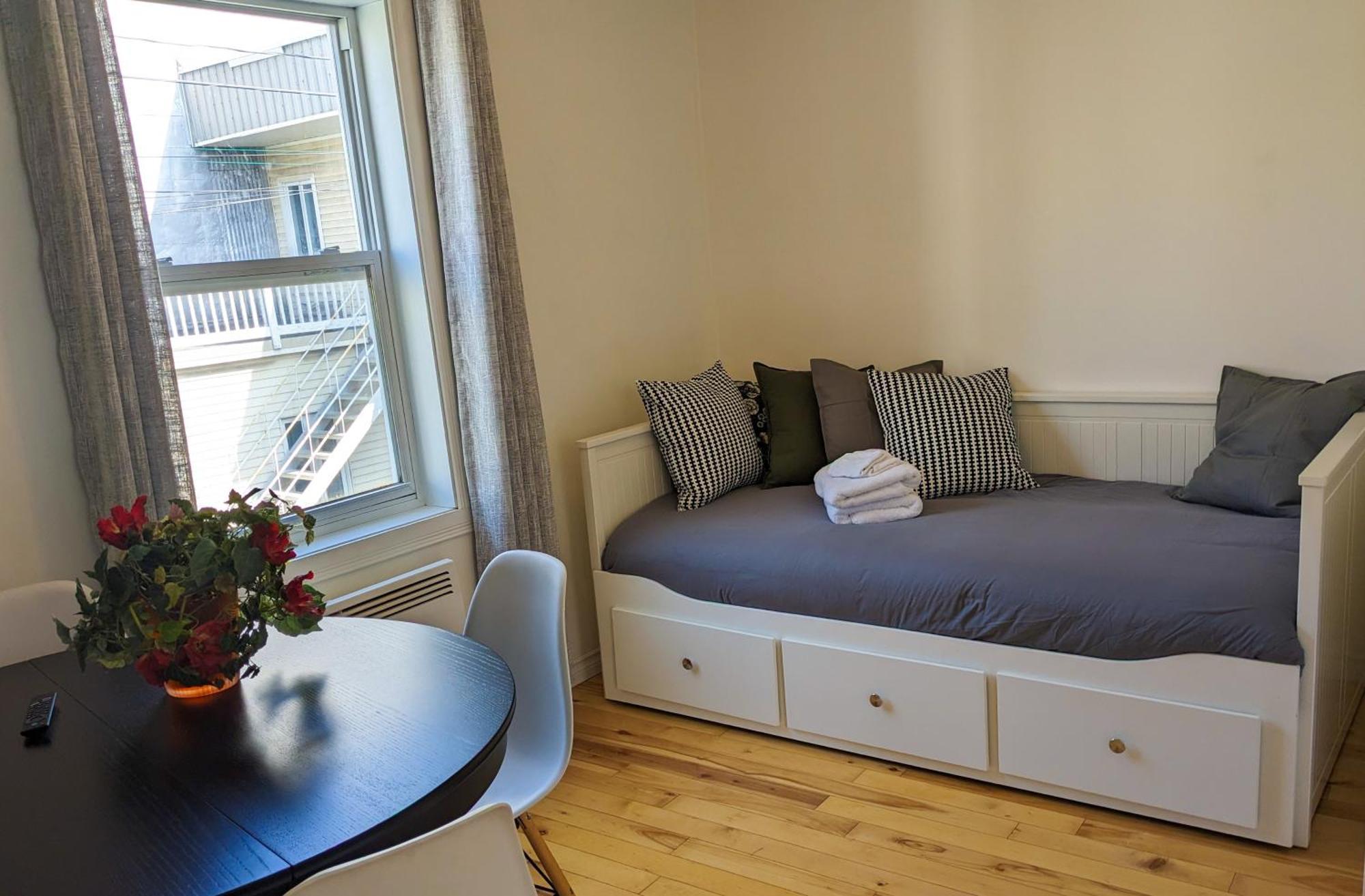 Les 300s 3e Avenue Apartment *