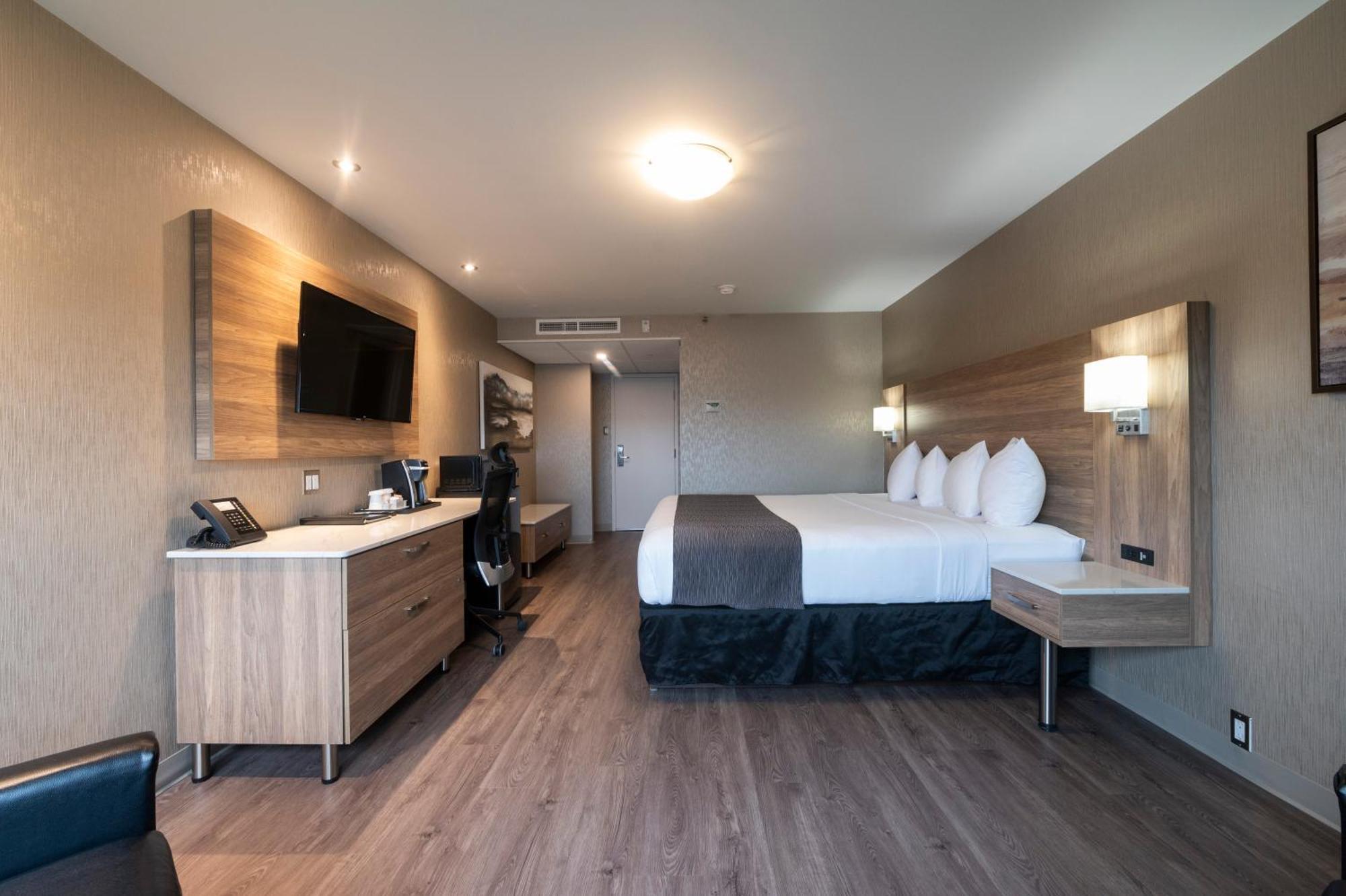 & Le Dauphin Hotel Quebec City