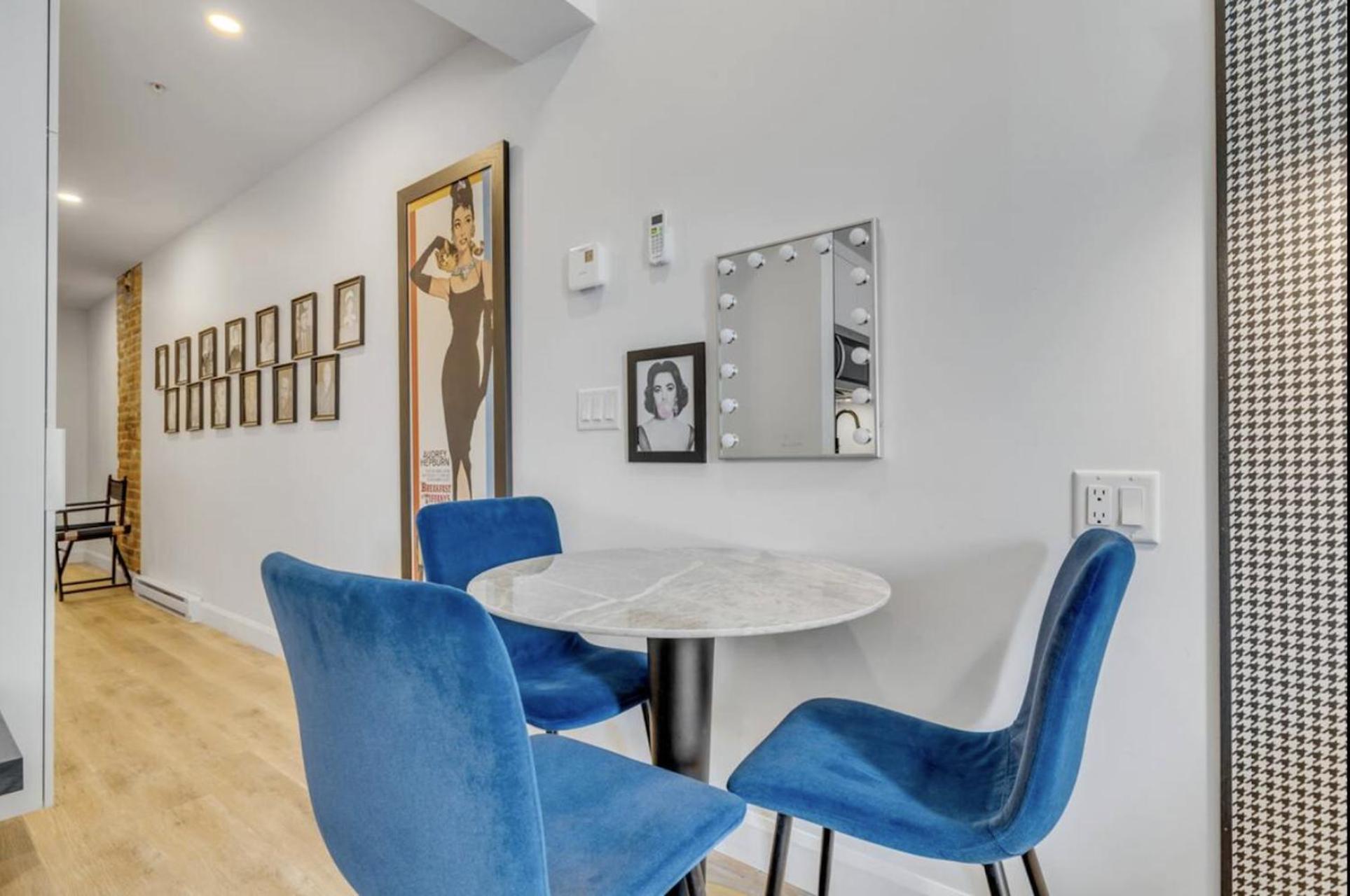 Initial / Icone / Quebec+stat Apartment *