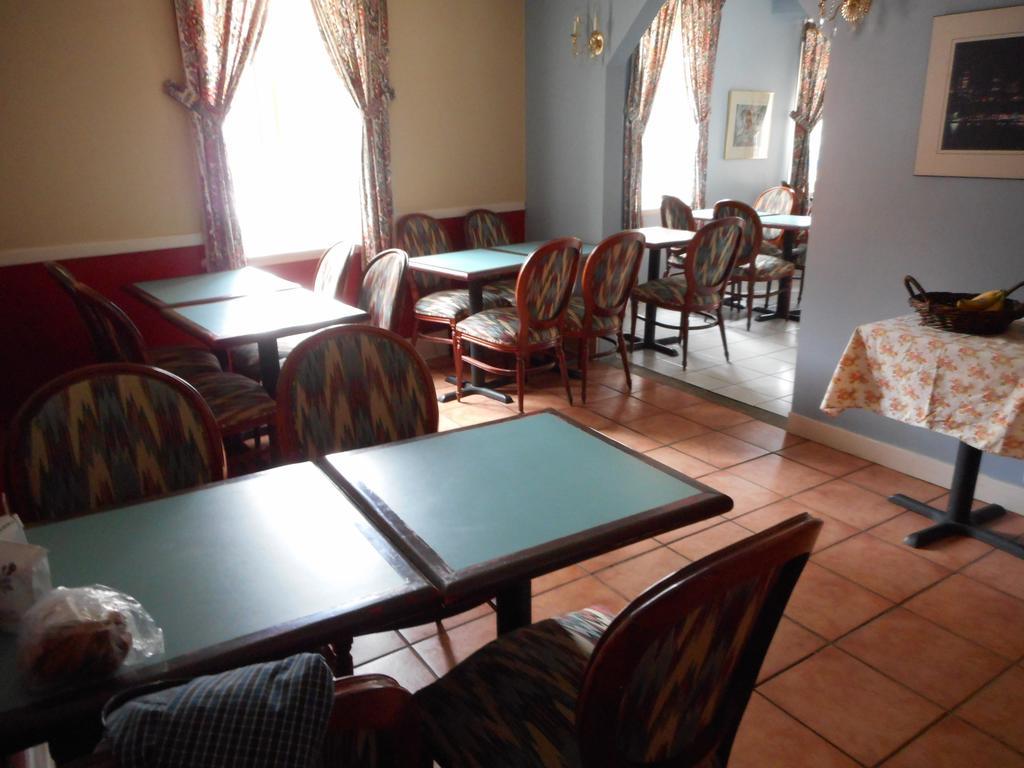 Hotel Manoir Charest 2*