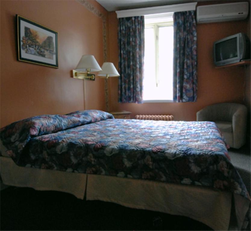 Manoir Charest Hotel