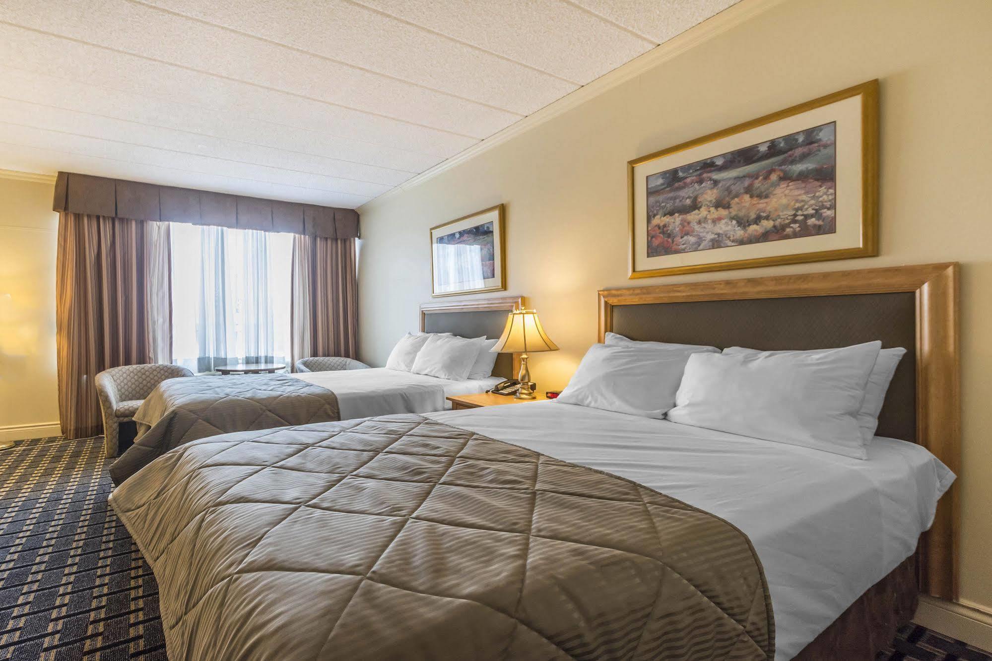 Hotel Travelodge By Wyndham & Convention Centre 3*