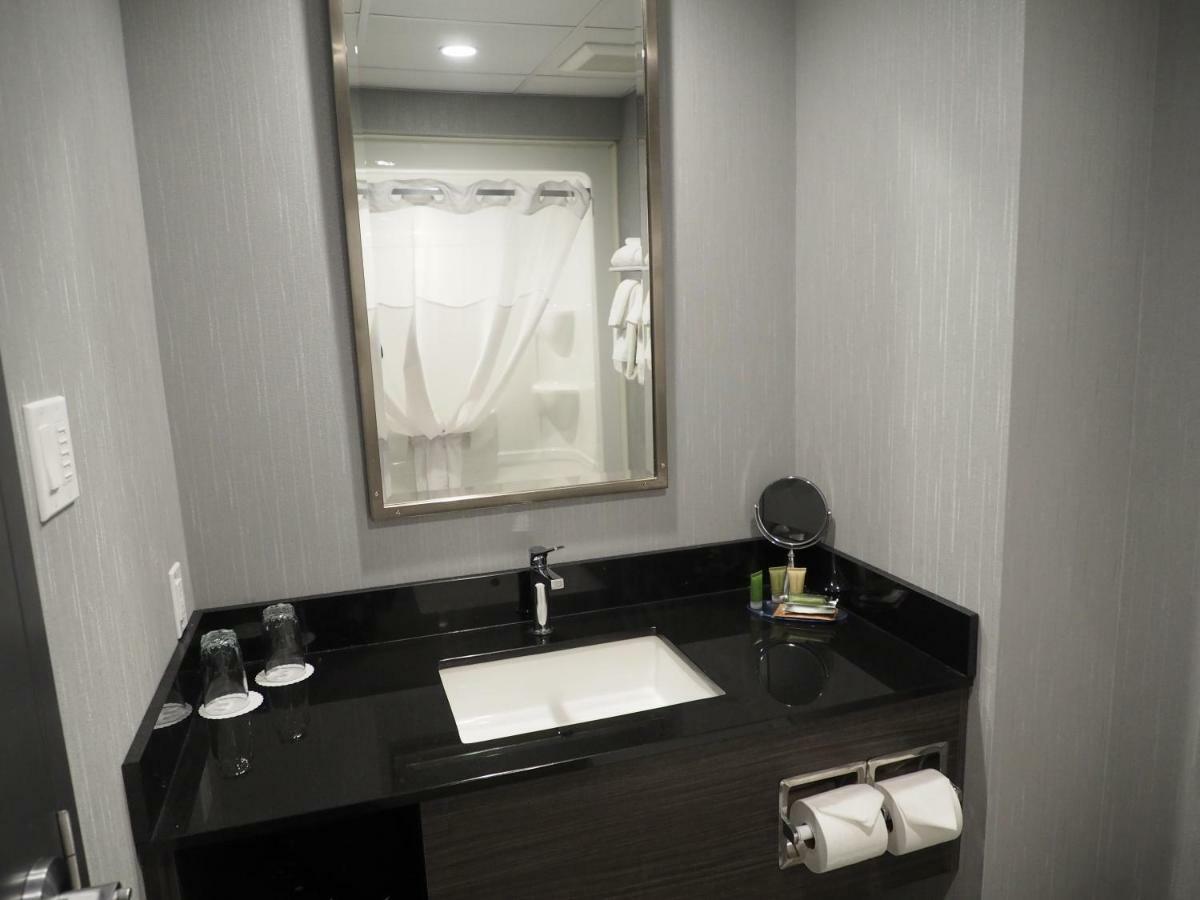 Hotel & Le Dauphin Quebec City