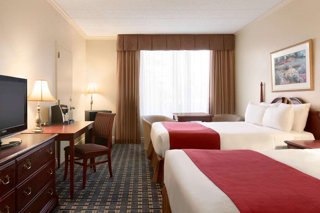 Travelodge By Wyndham & Convention Centre Hotel
