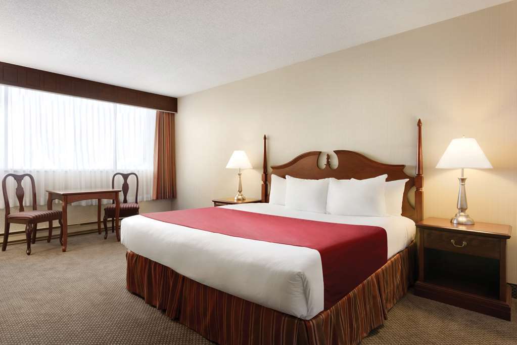 Travelodge By Wyndham & Convention Centre Hotel